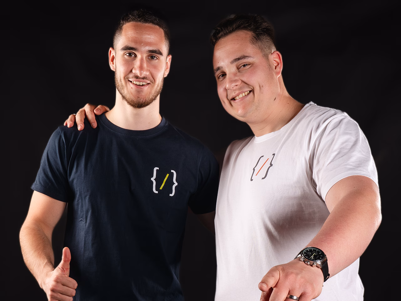 Les frères Nael et Yanis Boulayoune souriants, en t-shirts Malins d'eau douce